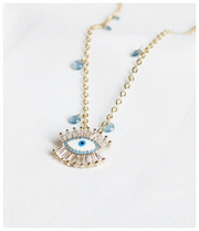 Collar ojo azul claro