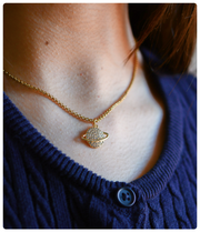 Collar planeta Elegancia Cósmica