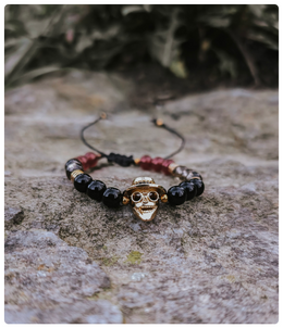Pulsera de Piedras Naturales con Máscara en Rodio – Misterio, Fuerza y Flow 🔮🖤